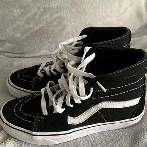 Mens 7.0 / Womens 8.5 Black and White Hightop Vans sneakers